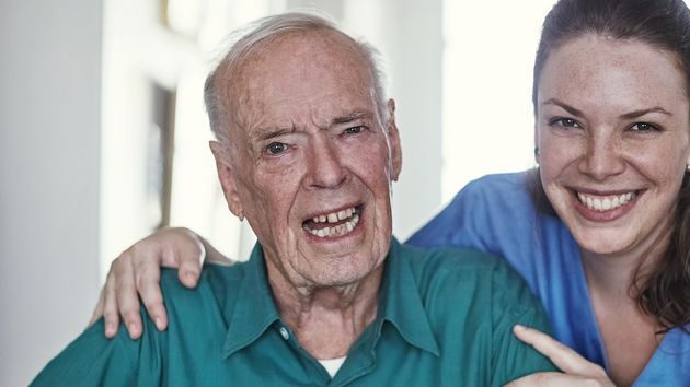 Una cuidadora se queda con la herencia de un anciano con deterioro cognitivo: se apropió de su casa y consiguió ser heredera universal según el testamento