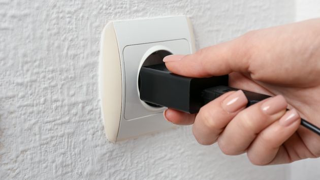 Adiós a los enchufes de pared de toda la vida: este sistema los está sustituyendo y no necesita reformas