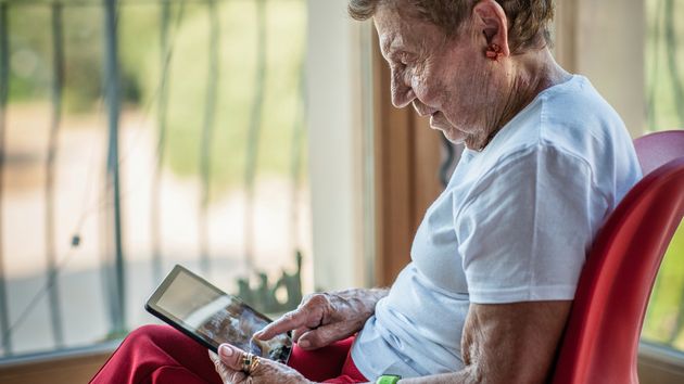 Una mujer de 103 años que sigue haciendo deporte y jugando a las cartas online comparte 5 consejos sencillos para una vida larga