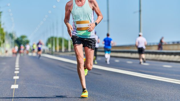 Le despiden por hacer 6 carreras, ir a spinning y conducir estando de baja por una lesión en el pulgar: deben readmitirle o pagarle 41.077,40 euros