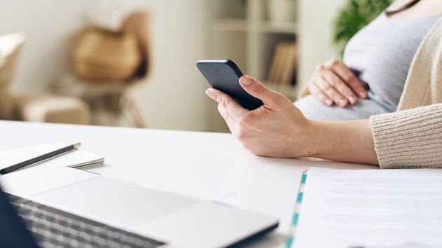 Tiene que teletrabajar por problemas en su embarazo y acaba despedida con un emoticono feliz: “tendremos que buscar a alguien para que venga a la oficina, espero que no te lo tomes como algo personal”