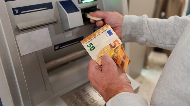 Cuándo cobran los jubilados la paga extra de verano en 2026 en cada banco