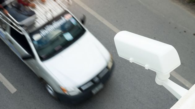 Miles de conductores tendrán que pagar una multa de 135 euros por fallos en los nuevos radares: o detectan a los niños dentro del coche