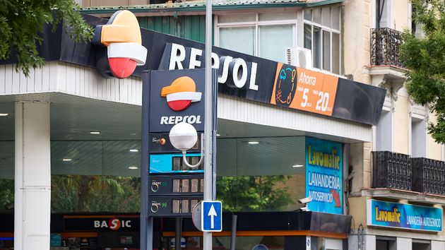 El precio de la gasolina sube de nuevo y el diésel se coloca por debajo de 1,7 esta semana: llenar el depósito cuesta menos de 93 euros