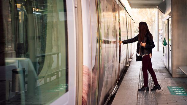 “Todo se fue en pagar las deudas”: llevaba 15 años viajando en tren sin pagar y debía más de 87.000 euros hasta que le salvó una herencia