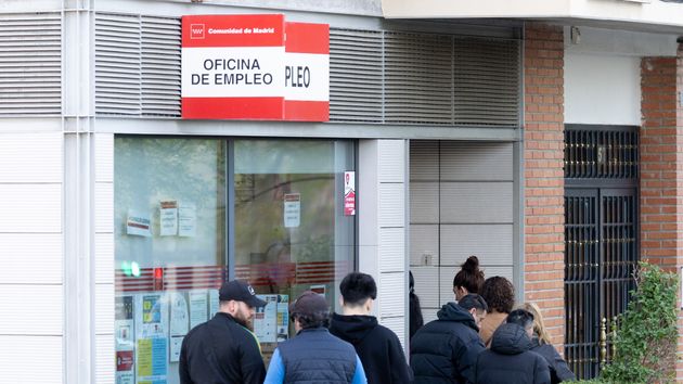 Varias personas hacen cola en una Oficina de Empleo