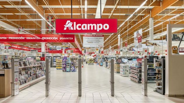 Un jefe de seguridad que trabajaba para Alcampo fue despedido por manipular el precio de varias botellas de vino en el autopago: es procedente