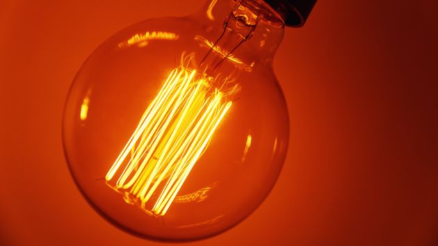 El precio de la luz hoy sábado 23 de mayo de 2026 en el PVPC se desploma pero mantiene 8 franjas por encima de los 100 euros