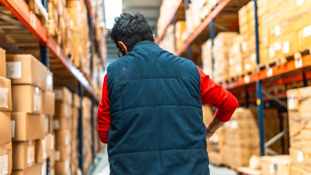 Suspenden 30 días de empleo y sueldo a un trabajador por sacar mercancía del almacén y dársela a su hermano sin registrarlo