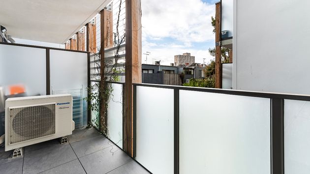 Unos propietarios tendrán que quitar o cambiar el aire acondicionado de su terraza porque expulsa aire caliente a la del vecino y la justicia dice que le impide disfrutarla
