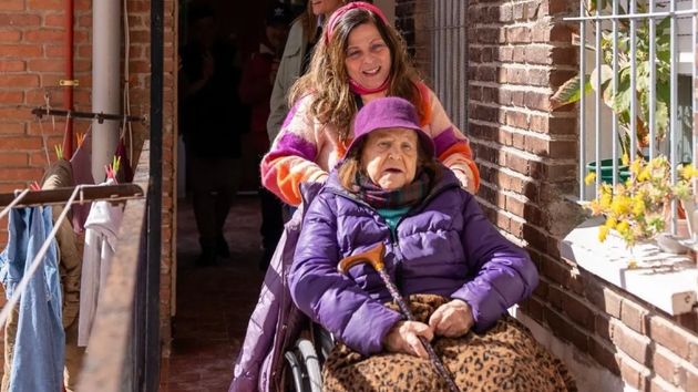 Una casera de 89 años recupera su casa tras 4 años de alquiler: su familia avala la venta para costear su dependencia de movilidad