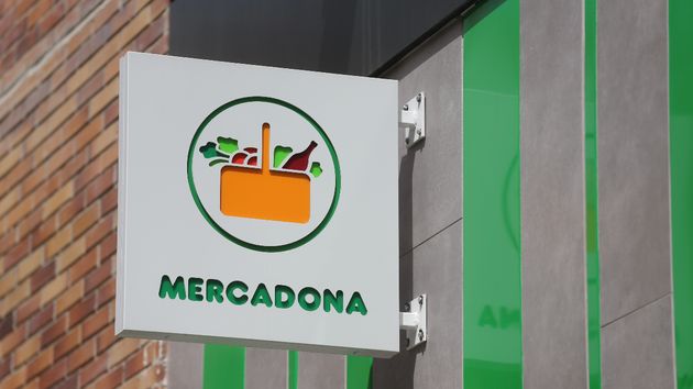 Le despiden de Mercadona por conducir una moto y llevar una bolsa grande de la propia cadena estando de baja por el hombro: es improcedente y deben readmitirle o pagarle más de 22.000 euros