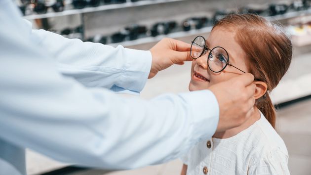 Sanidad detalla los requisitos para solicitar el descuento de 100 euros en gafas y lentillas para menores de 16 años: el dinero se descontará en la óptica y se limitará a una vez al año