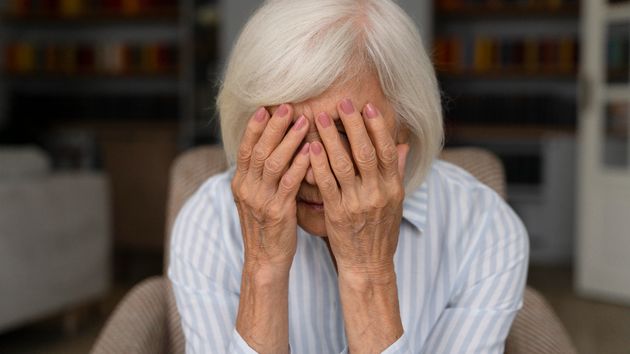 Una anciana de 90 años pierde su casa a manos de su cuidadora tras recibir el alta hospitalaria: la familia denuncia que le han falsificado la firma para quedarse con la vivienda