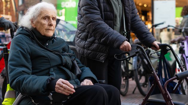 Instalan un filtro de agua en casa de una anciana de 92 años con deterioro congnitivo y se ganan su confianza: le robaron más de 33.400 euros del banco