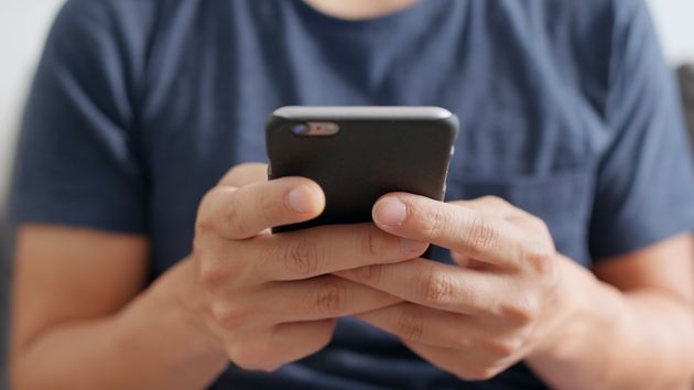 Se equivoca de chat e insulta a una compañera por el WhatsApp del trabajo: es despido improcedente porque “no ofende lo que no se puede conocer”