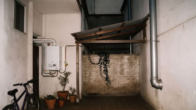 Una vecina instala la caldera de gas en el patio comunitario en vez de dentro de su casa como el resto de propietarios: la justicia le obliga a retirarla por instalarla sin permiso
