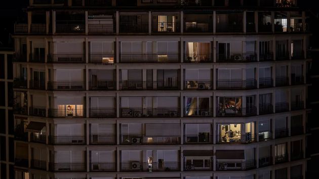 Qué dicen los expertos sobre dormir con las persianas completamente bajadas: así afecta al cerebro