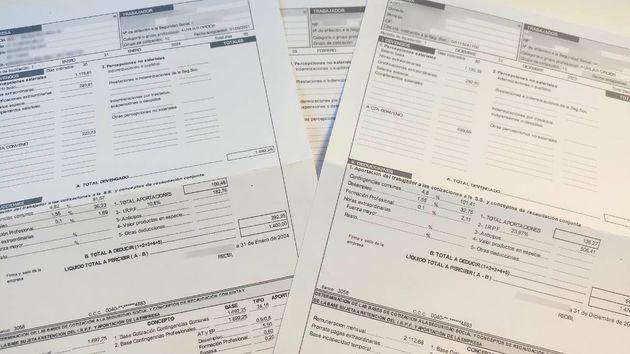 varias nóminas en papel