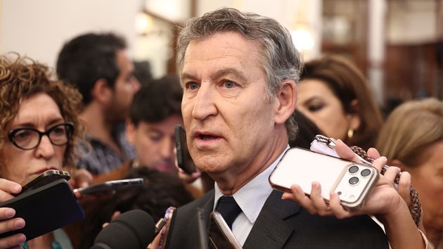 Qué dicen el séptimo y octavo mandamiento que Feijóo ha recordado a Sánchez, que sigue en el Vaticano
