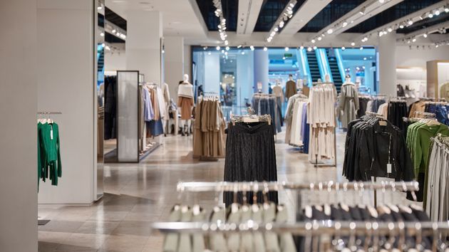 Se firma el nuevo convenio estatal del comercio textil tras años de negociación: mejoras en jornada, salarios y conciliación