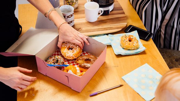 Lleva en paro 10 meses y consigue trabajo por presentarse con una caja de donuts: “lo situó en lo más alto de la lista”