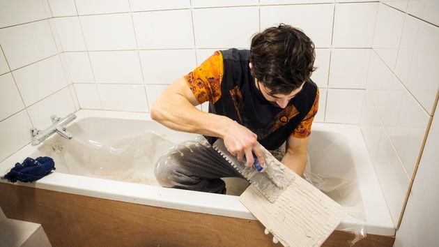 Un interiorista sobre las reformas en el baño al llegar a la jubilación: “Quitar la bañera para instalar un plato de ducha enrasado es una de las pequeñas reformas más solicitadas”