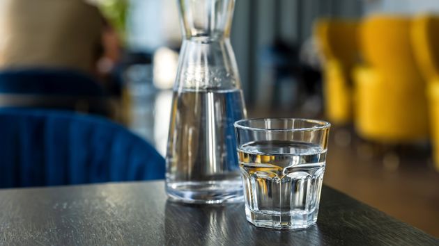 Demanda al hotel por negarle agua del grifo tras gastarse 5.700 euros en la estancia pero la justicia no le da razón: “no hay obligación alguna”