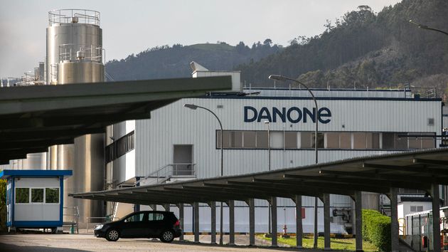Danone busca personal para trabajar ya: sueldo de hasta 2.800 euros, contrato fijo y teletrabajo