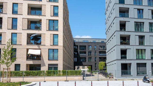 Una comunidad demanda a sus vecinos por poner ventanas donde antes había pavés en un muro situado justo en la linde: la Justicia les obliga a cerrarlas porque podían generar vistas sobre la propiedad