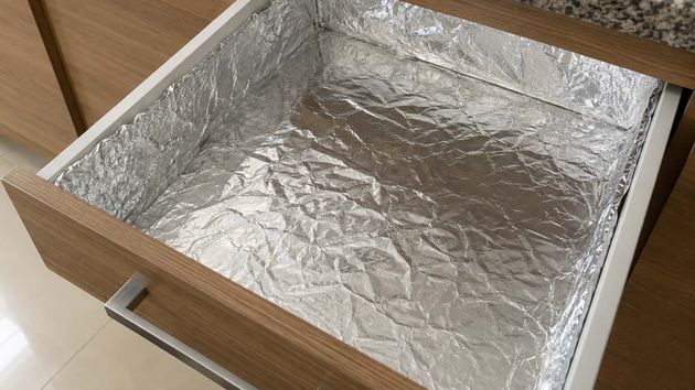 Poner papel de aluminio en los cajones de la cocina: para qué sirve y por qué cada vez lo hace más gente