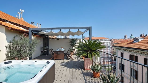Un vecino instala un jacuzzi en la terraza sin permiso y la comunidad exige retirarlo: la justicia permite dejarlo al no probarse riesgo para el edificio