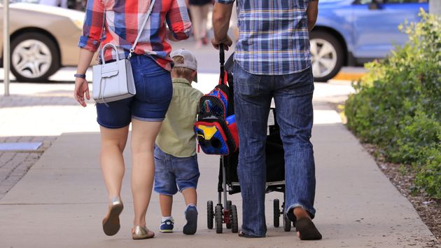 La ciudad que ofrece una ayuda a familias con hijos para pagar comida, alquiler y la luz: estos son los requisitos 