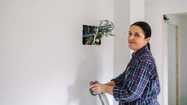 Carolina, 29 años, electricista: "Cuando salí de la escuela empecé cobrando 1.980 euros con jornadas de 8 de la mañana a 5 de la tarde y haciendo de todo"