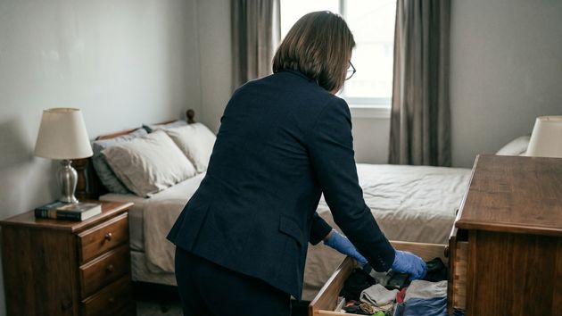 Su jefe la pilla rebuscando sin permiso en su dormitorio y el despido es improcedente: debe readmitirla o pagarle 21.686 euros