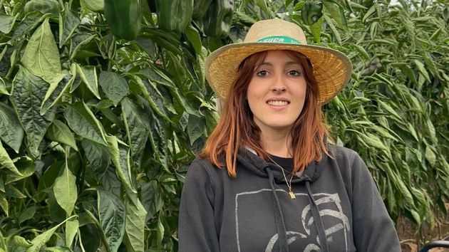 Ainoa, agricultora: “Para vender los pepinos a 10 céntimos, prefiero que se los coman mis cabras”