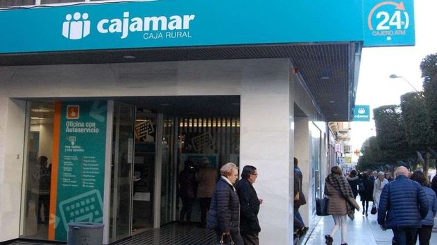 Cajamar busca 110 trabajadores con jornada intensiva de mañana y salario competitivo: requisitos y plazo de solicitud