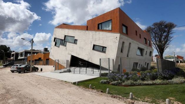 Una ‘casa tragada por la tierra’ que fue abandonada en el COVID ahora es un hotel de lujo: “Se vivirá como experiencia”