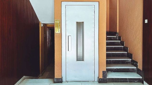 Una inquilina rompe el contrato de alquiler porque la casera no le avisó de las obras del ascensor: la Justicia deja que se marche sin indemnización porque afectaba al uso normal de la vivienda