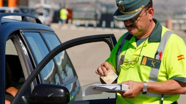 Inmovilización inmediata y multas de hasta 20.000 euros por no llevar el nuevo adhesivo con código alfanumérico: la Guardia Civil intensifica la caza de los infractores