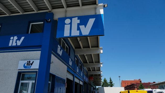 Despiden a un inspector de la ITV por manipular los resultados para que pasaran los vehículos: le pillaron intercambiando dinero en efectivo