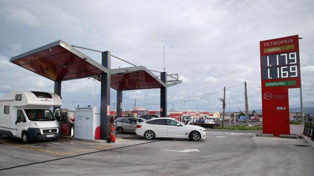 El precio de la gasolina cae esta semana y el diésel se sitúa en 1,649 euros: llenar un depósito medio aún supera los 90 euros