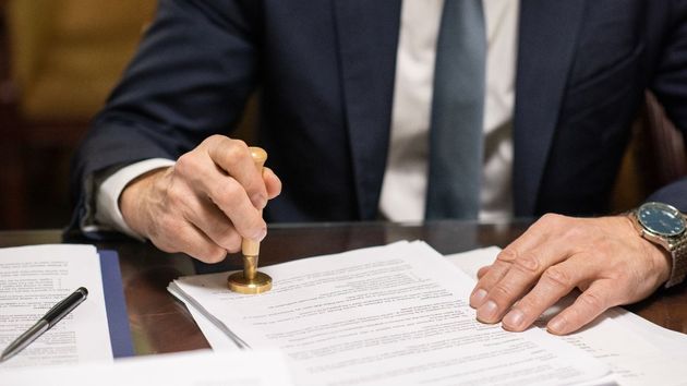 Un hijo vende la casa familiar falsificando las firmas de sus padres y de su hermano y la Justicia anula la operación: le obligan a devolver 287.126 euros y le dejan sin herencia.