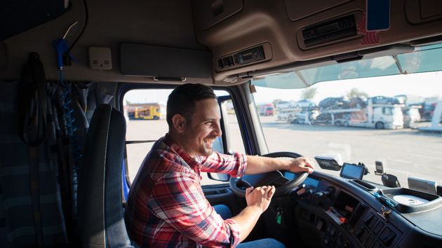 Adrián, 30 años, camionero: "Podría estar en una oficina por ser ingeniero, pero este oficio me ha permitido comprarme un piso"