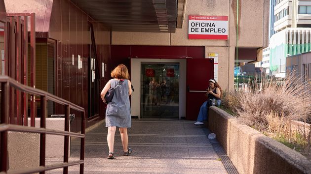 Deja su puesto de administrativa tras años, trabaja 5 días de cocinera y empieza a cobrar el paro: el SEPE intenta quitárselo pero la justicia no ve fraude de ley