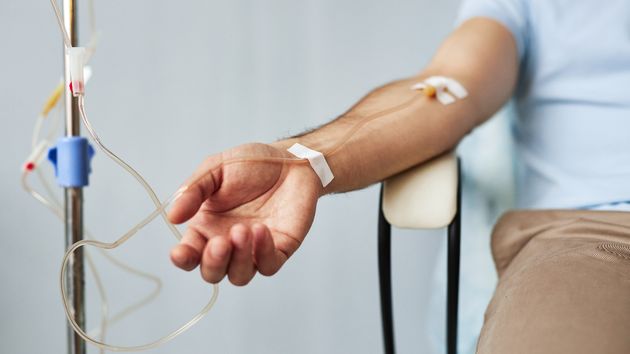Le despiden la misma mañana que comunica que tiene cáncer y deben operarle: es improcedente pero no nulo por falta de indicios de discriminación