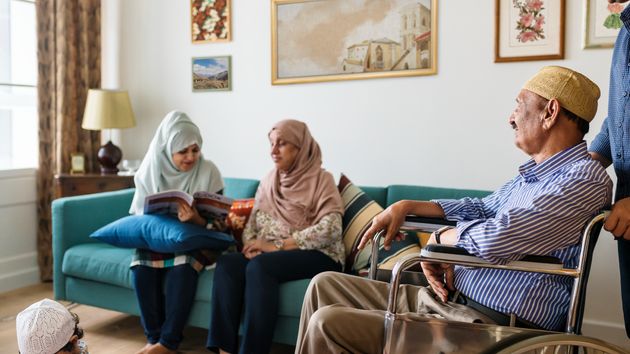 Un matrimonio marroquí con 58 y 65 años y el padre en silla de ruedas se queda sin poder reunirse con su hija: la Justicia les deniega el visado