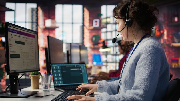 Las pausas de los empleados que trabajan con pantallas: qué dice la ley sobre estos descansos