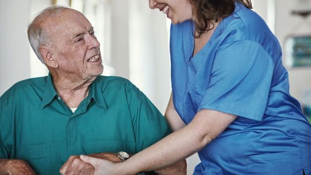 Un anciano deja su casa y parte de sus ahorros a su empleada doméstica y su hijo intenta anular los testamentos: la Justicia confirma su derecho a decidir quién hereda sus bienes