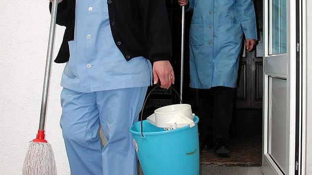 La Seguridad Social niega conceder la incapacidad permanente a una limpiadora que necesita prótesis en ambas rodillas porque considera que conserva su funcionalidad